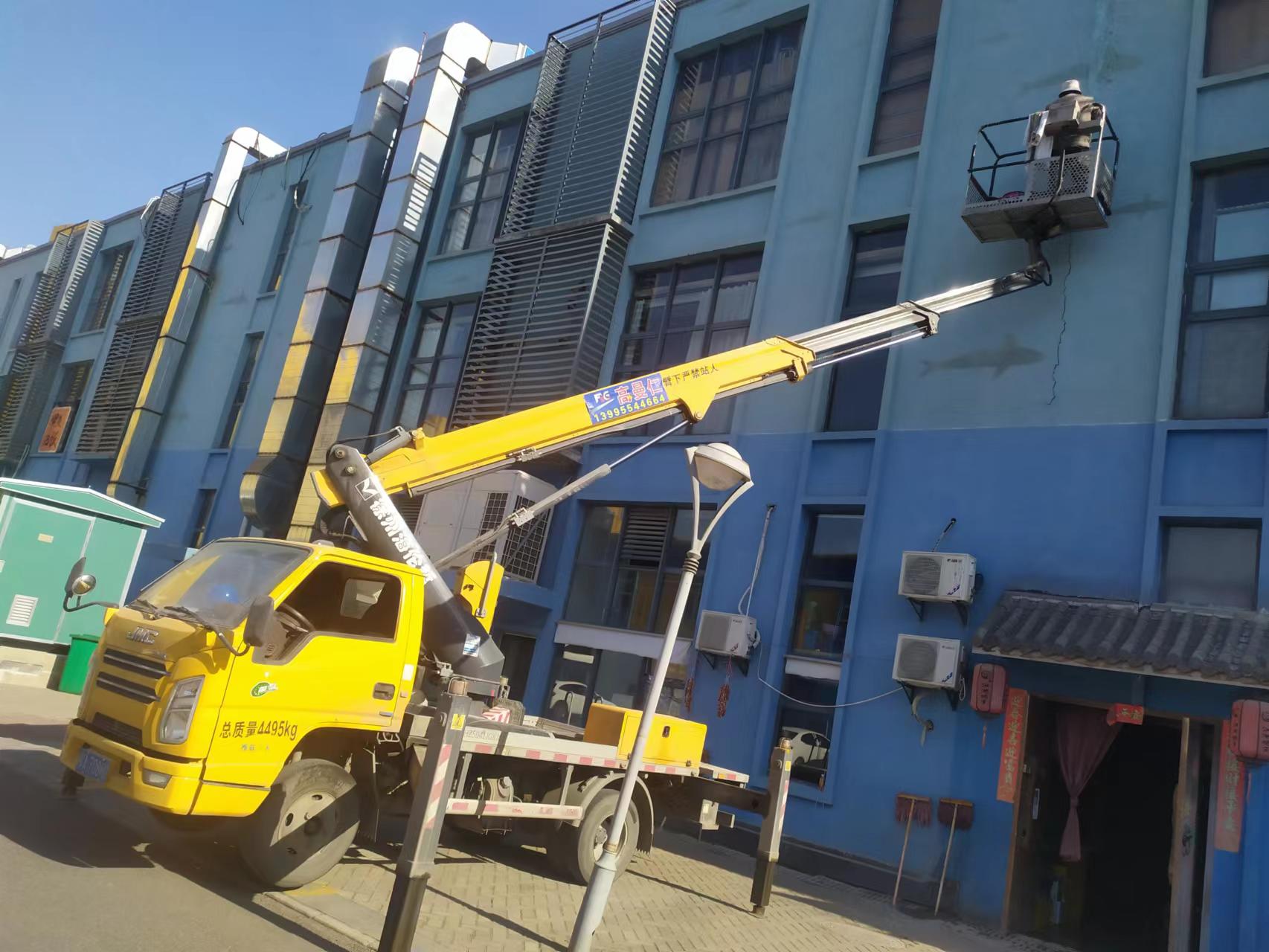 18米高空作业车高空粉刷外墙油漆施工现场