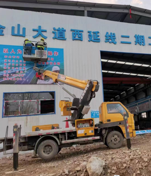 22米直臂式升降车厂安装宣传广告牌施工现场，效率高