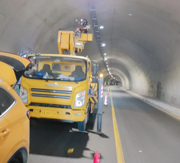 22米升降车隧道安装照明灯施工现场